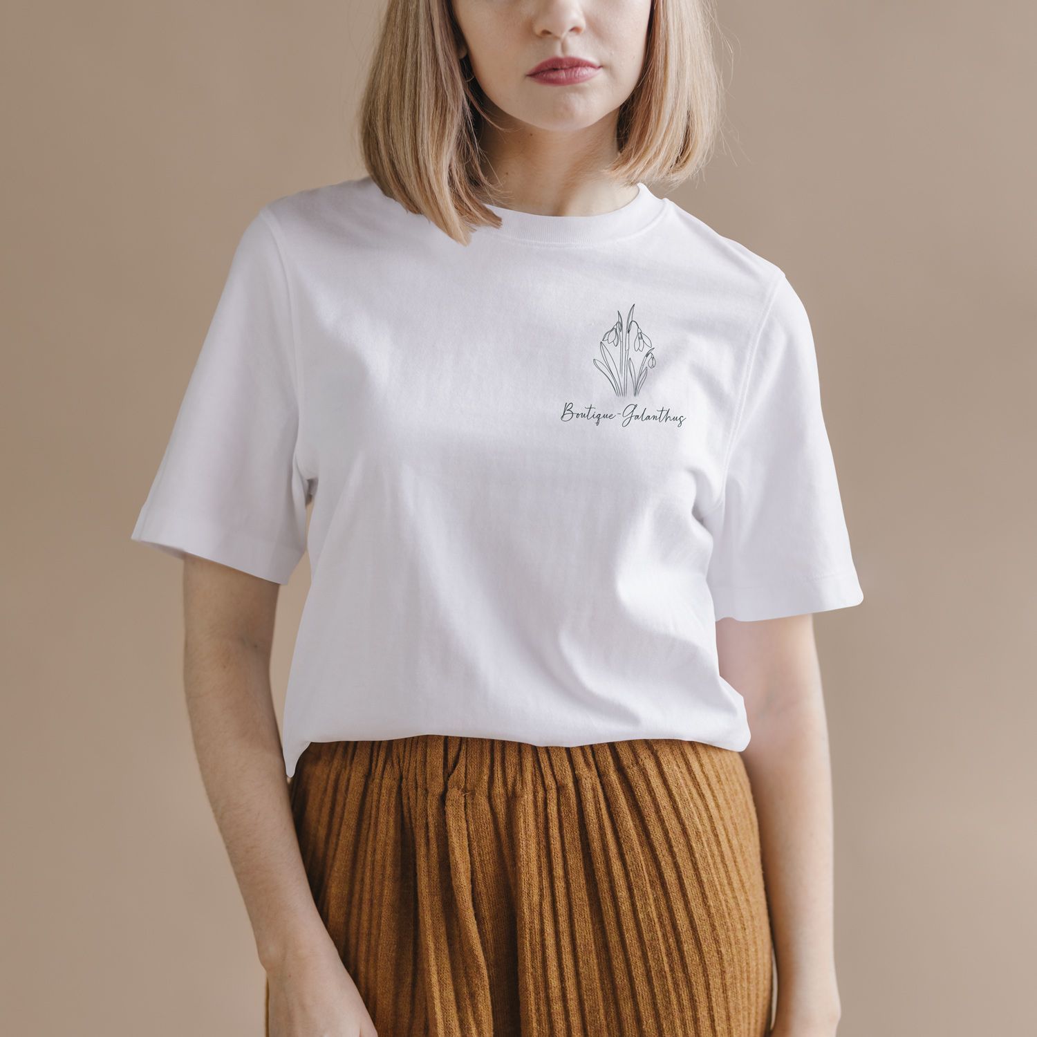 Boutique-Galanthus logo vist på en t-shirt på en kvinde